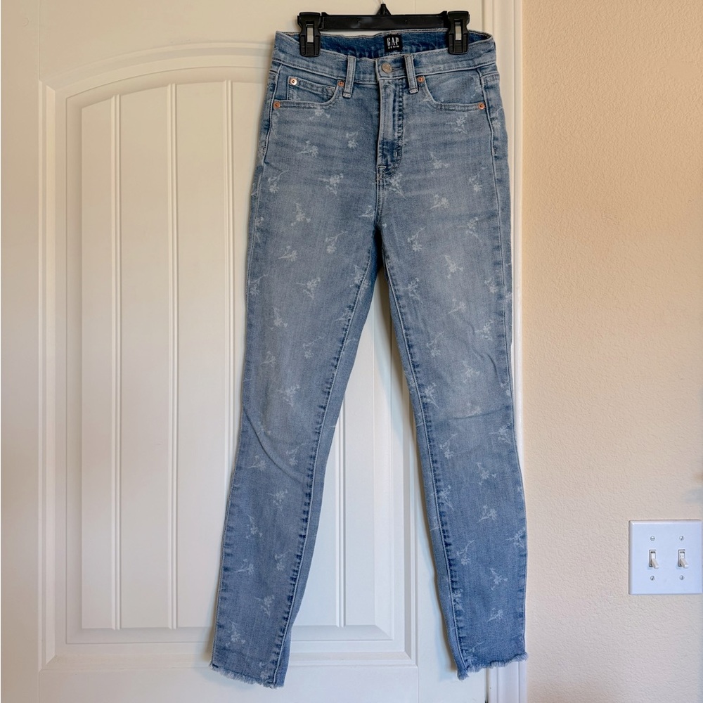 Gap high rise true skinny jeans with white floral print